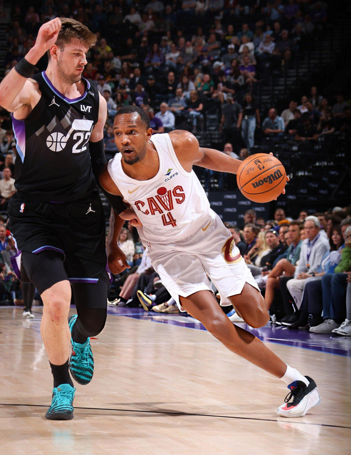 骑士击败爵士迎两连胜！米切尔莫布利同砍34分哈登13+6+14|威廉姆斯|詹姆斯·哈登|贝利|菲利波夫斯基|森萨博_新浪体育_新浪新闻